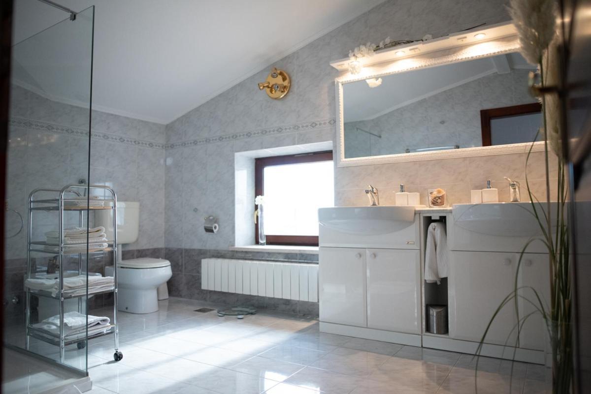 Castle House Rooms, Swimming Pool & Sauna & Tennis Court & Wine Cellar Sežana Kültér fotó