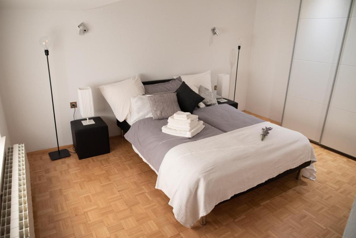 Castle House Rooms, Swimming Pool & Sauna & Tennis Court & Wine Cellar Sežana Kültér fotó