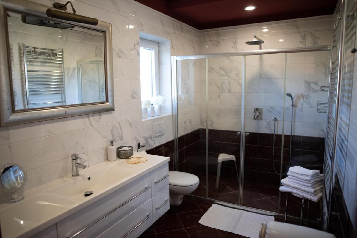 Castle House Rooms, Swimming Pool & Sauna & Tennis Court & Wine Cellar Sežana Kültér fotó