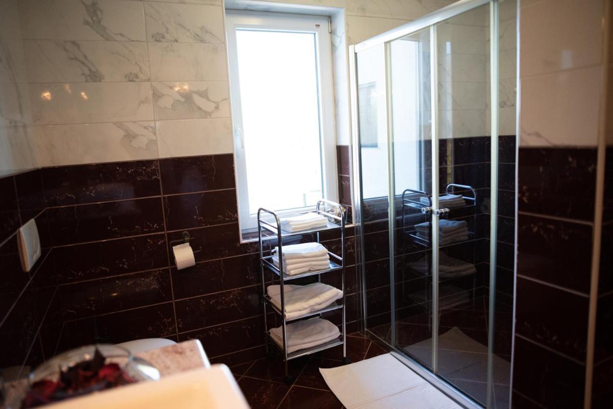 Castle House Rooms, Swimming Pool & Sauna & Tennis Court & Wine Cellar Sežana Kültér fotó